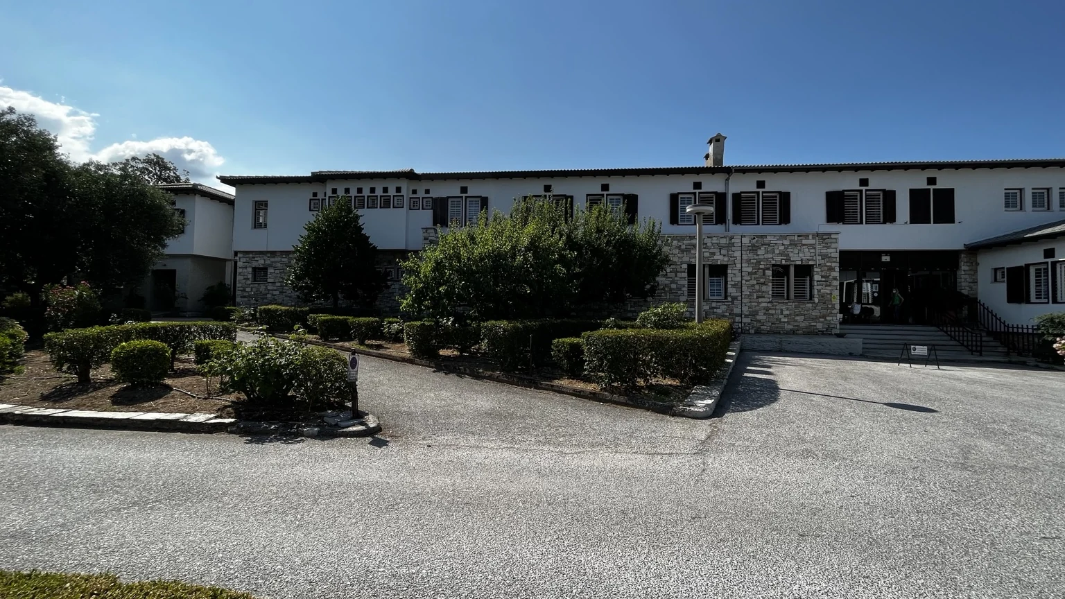 Πανοραμική άποψη ολόκληρων των εγκαταστάσεων του Ασκληπιείου Άνω Βόλου