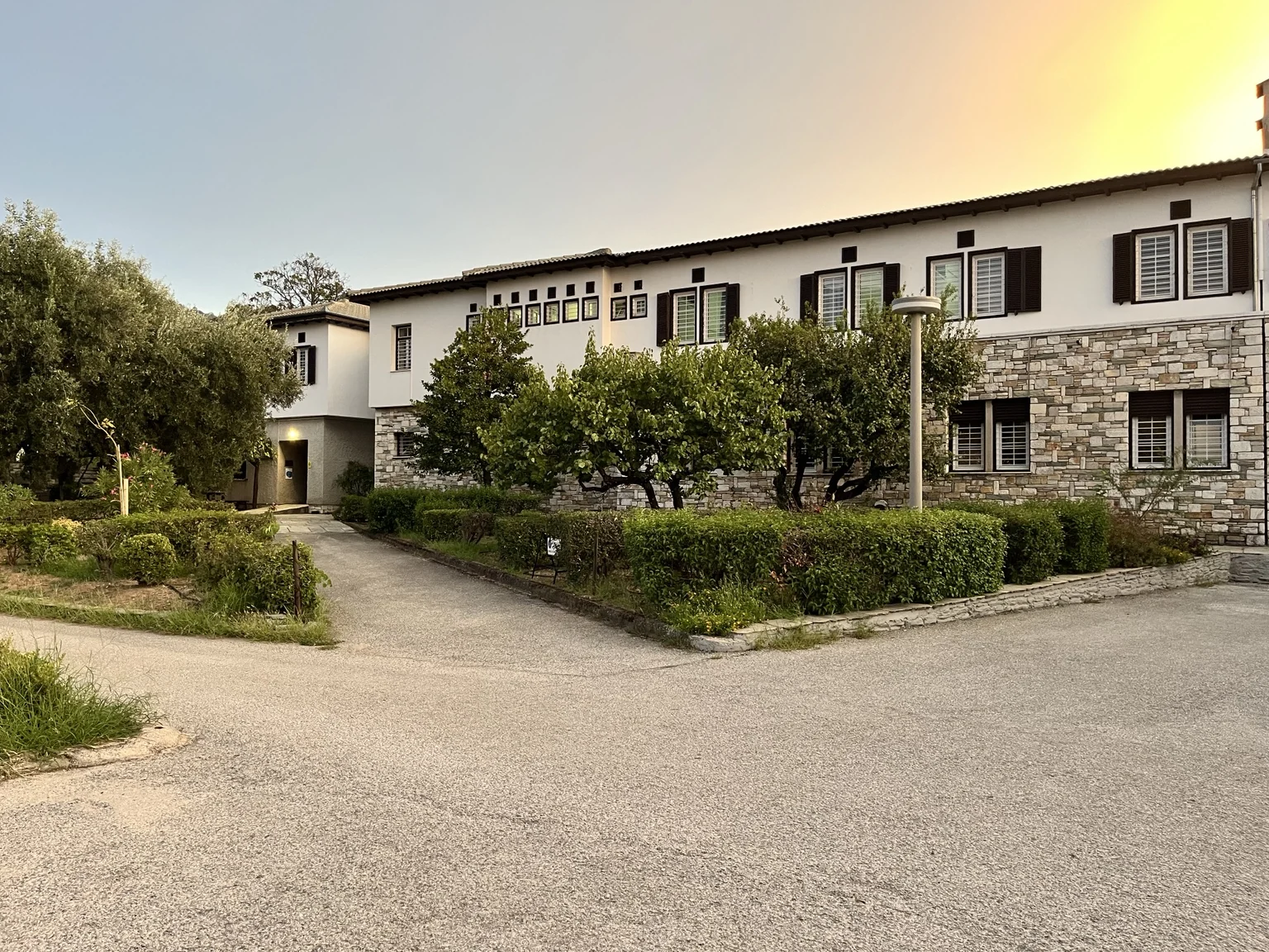 Η κλινική στο ηλιοβασίλεμα